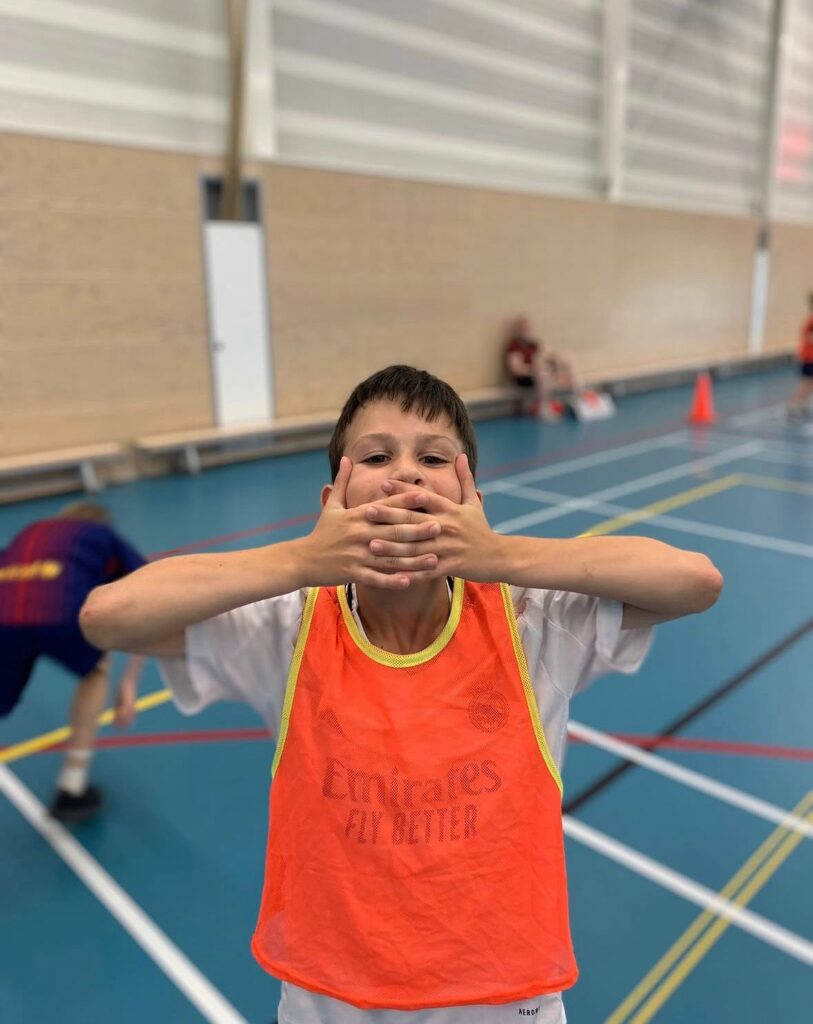 Kinderen spelen voetbal bij BSO Flekss