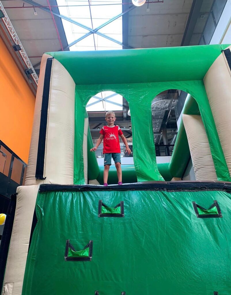 Lekker spelen op springkussens met Sport-BSO Flekss