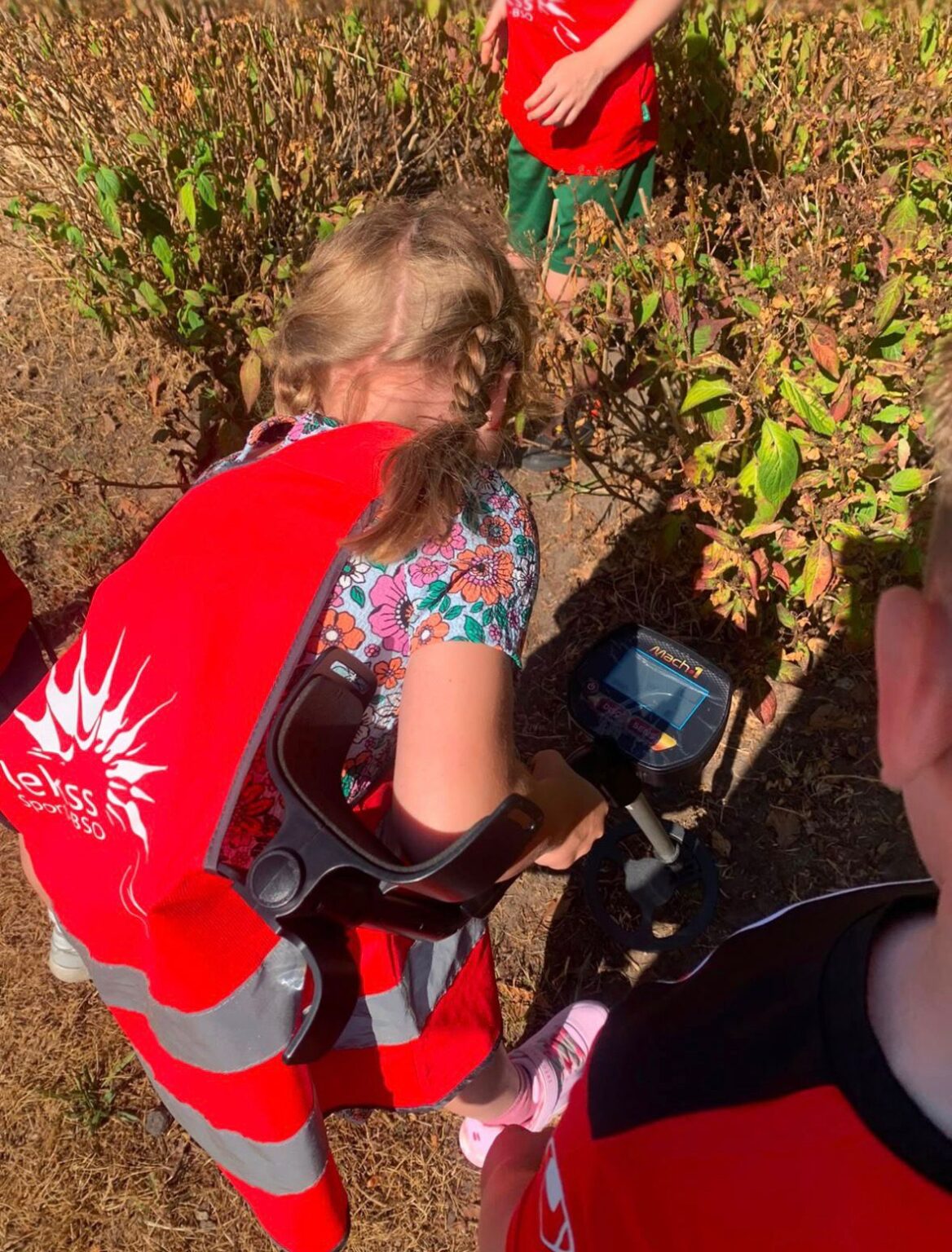Kinderen spelen met metaaldetector