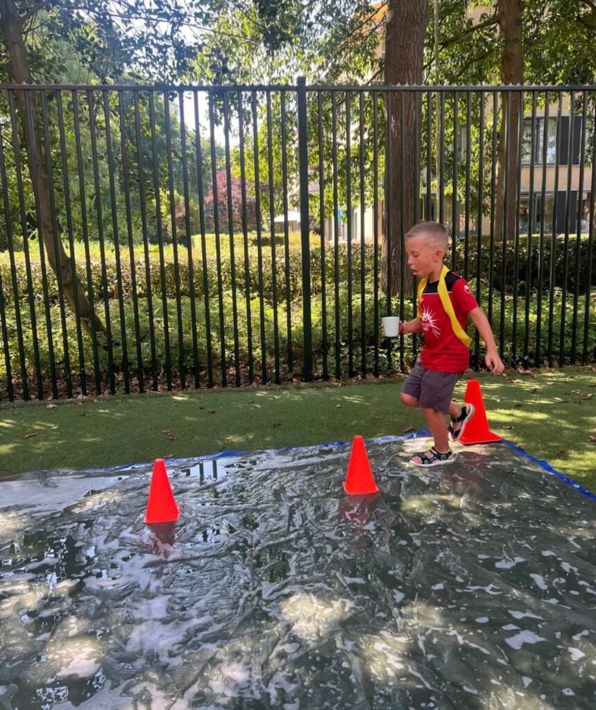 Rietvink waterspelletjes bij kraaienest