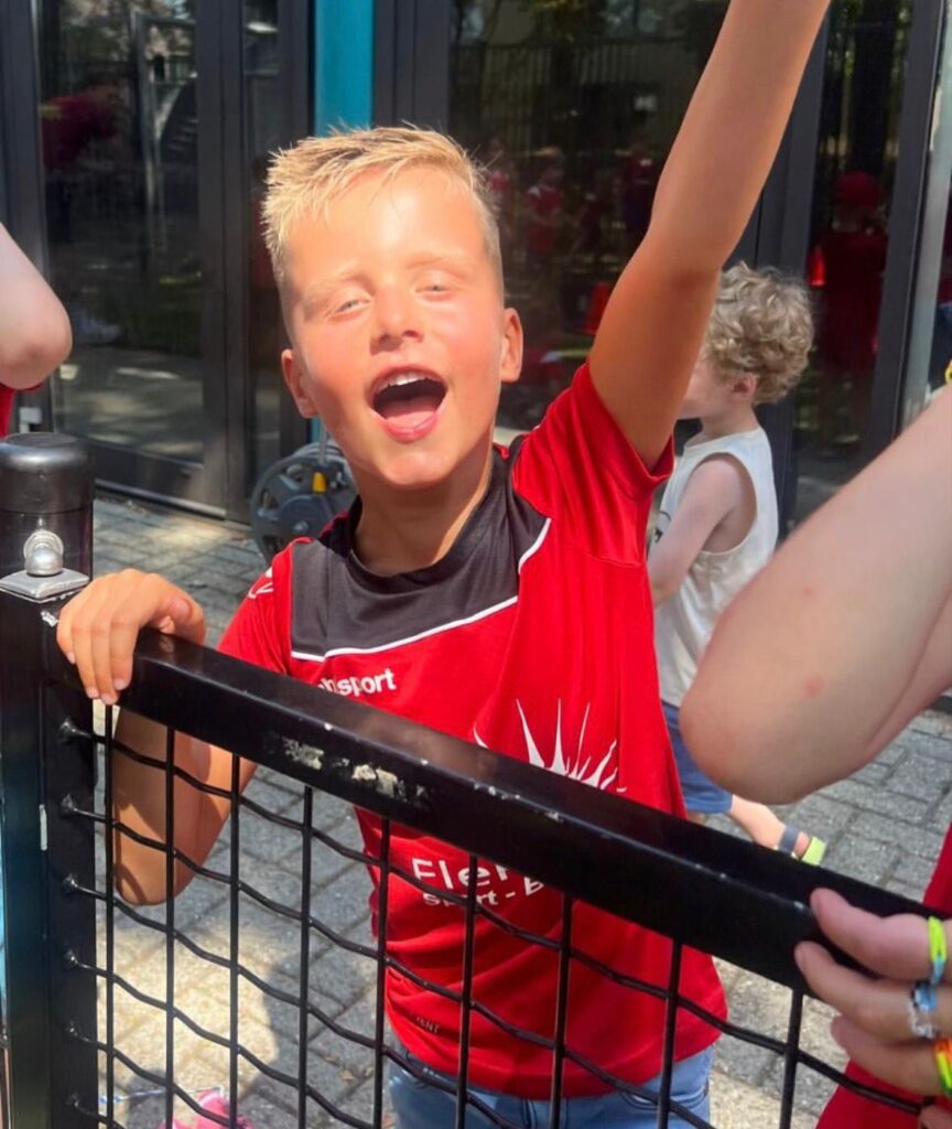 Rietvink spelen bij kraaienest
