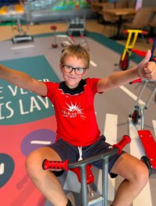 Kinderen spelen bij Kabonk met Sport-BSO Flekss