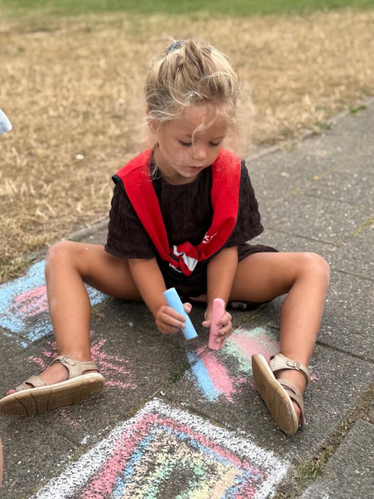 Kind speelt met krijt