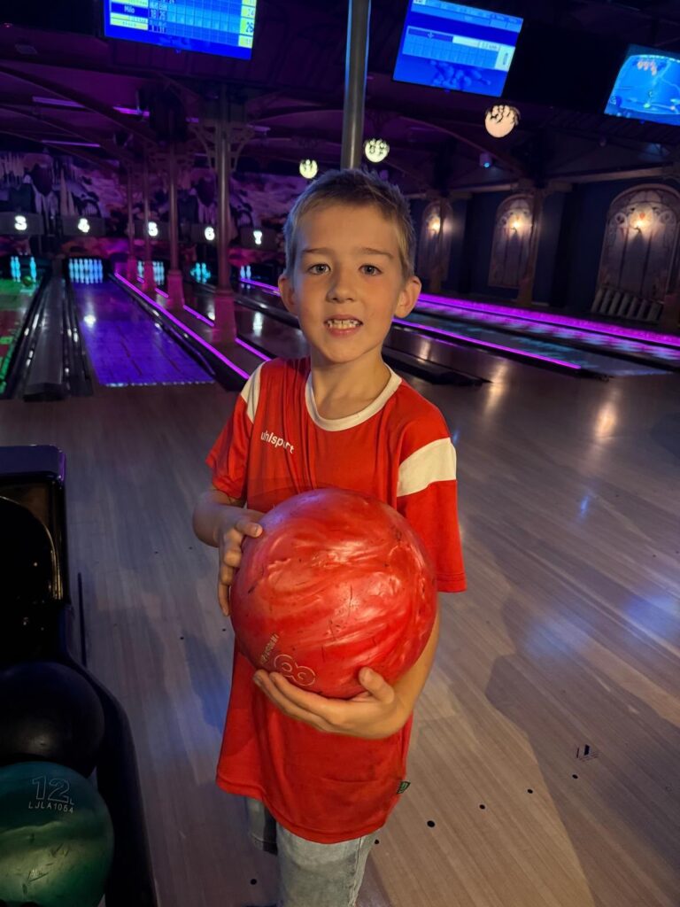 Kind met bowlingbal