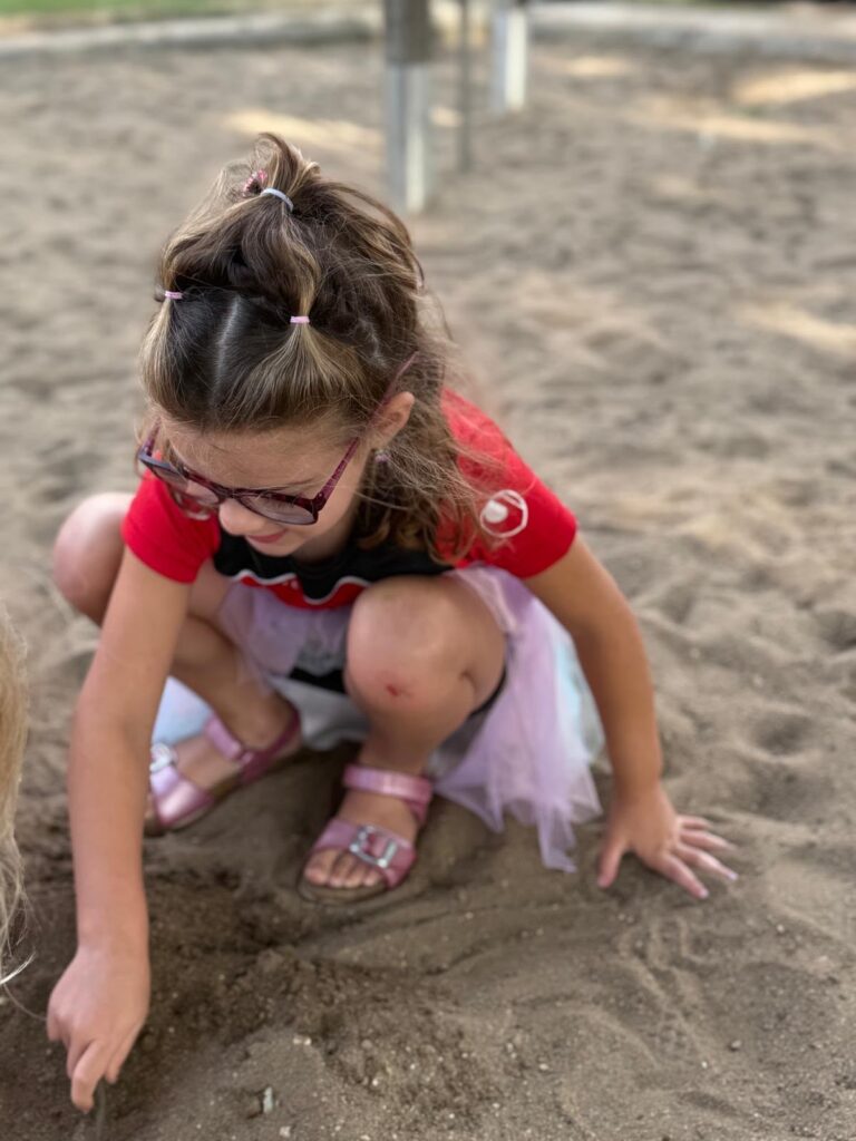 Kind speelt in zand