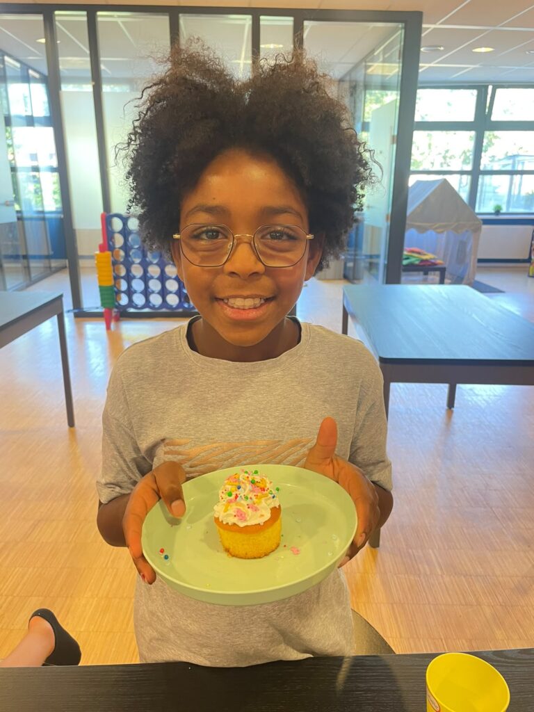 Kind met cupcake