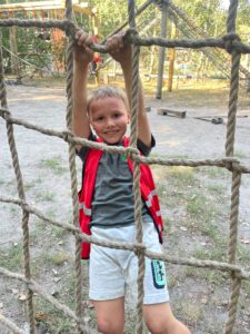 Kind speelt in klimrek