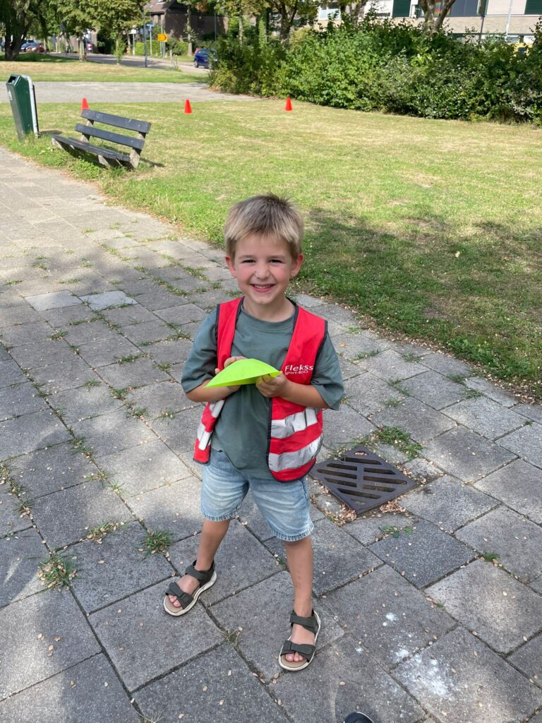 Kind met hoedje buiten