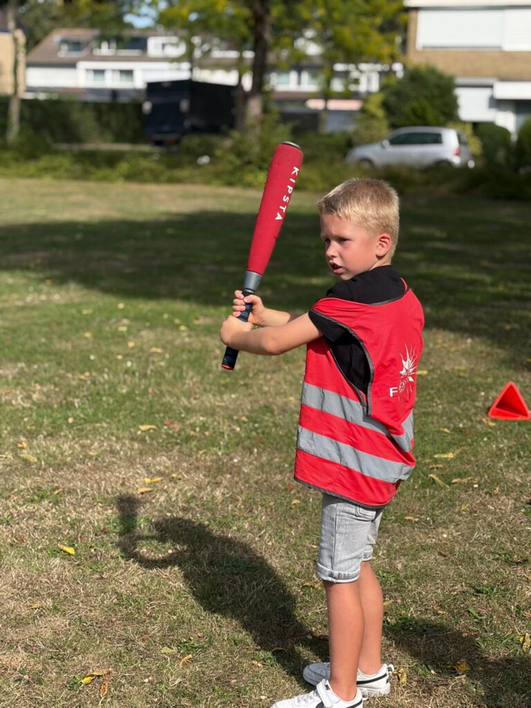 Kind speelt slagbal