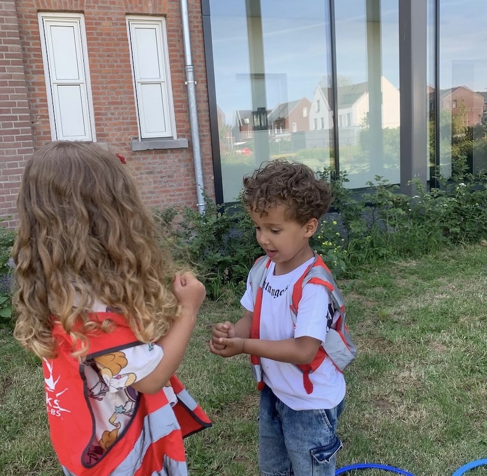 kinderen spelen steen papier schaar