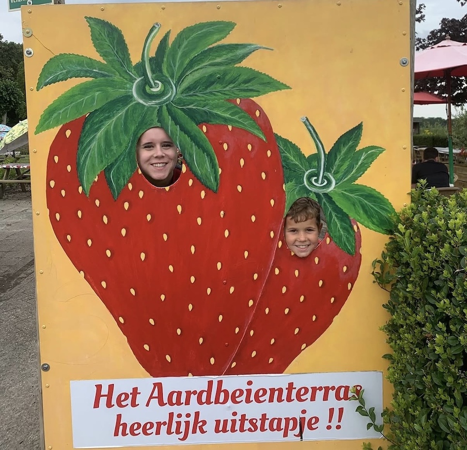 kindje en juf in de aardbeifoto