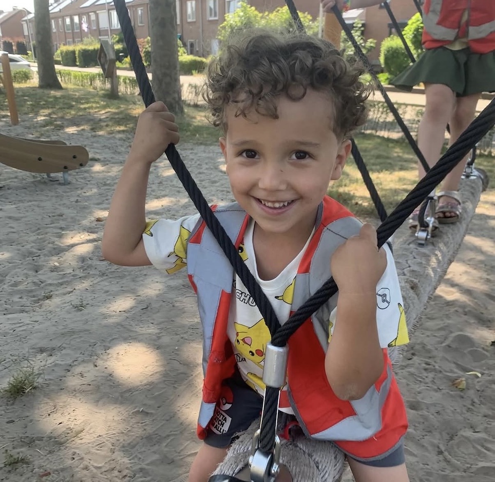 kindje lachend op de schommel