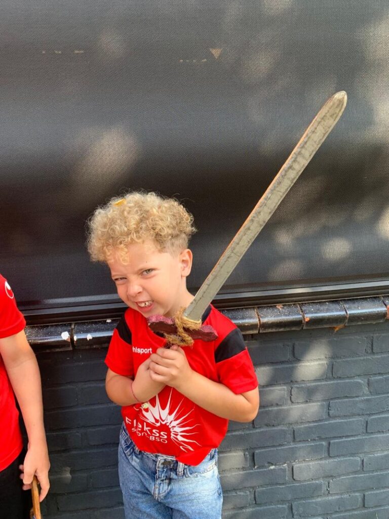 kindje-met-een-zwaard