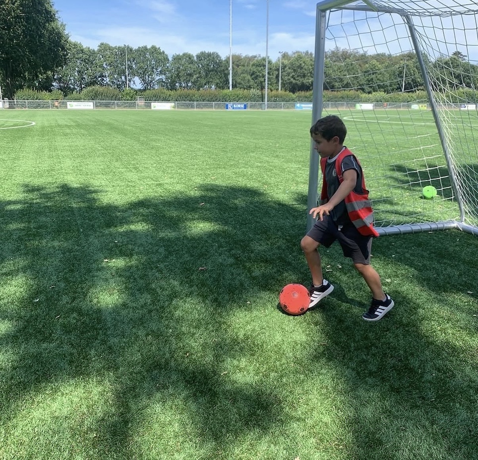 kindje-speelt-voetbal