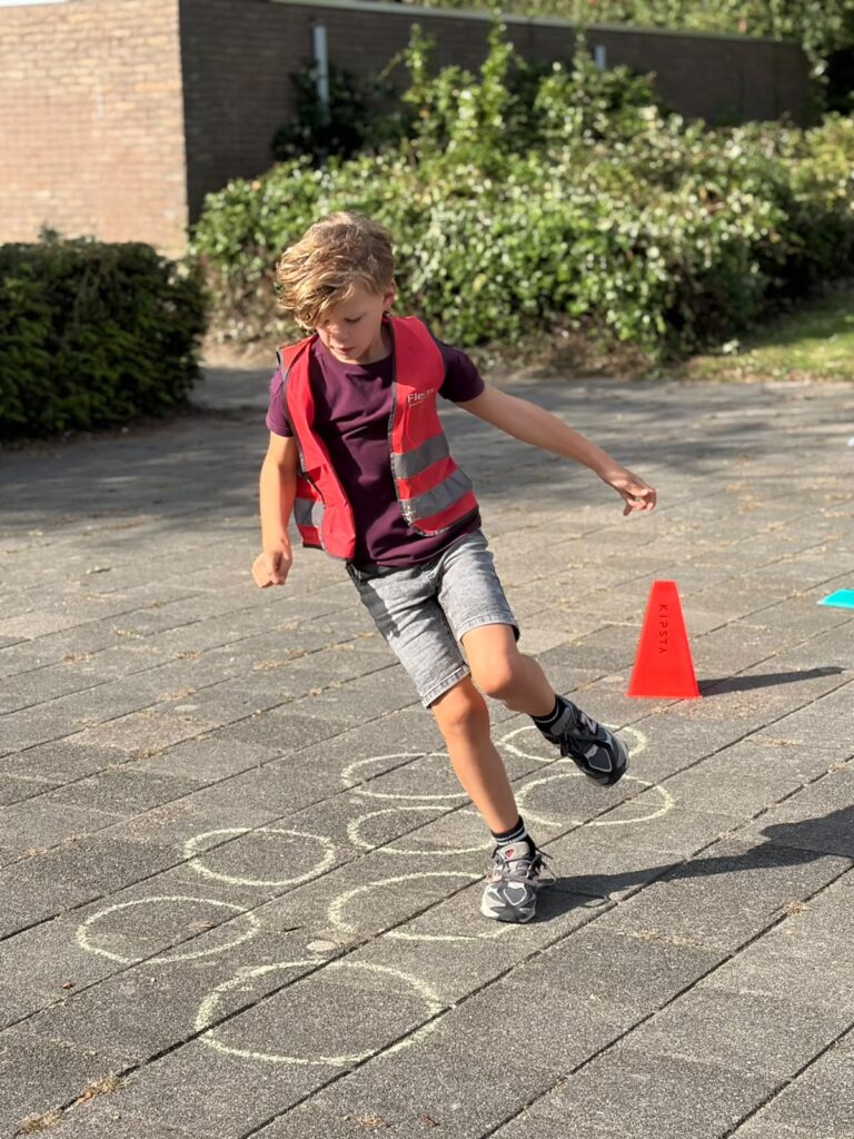 Kind doet slalom