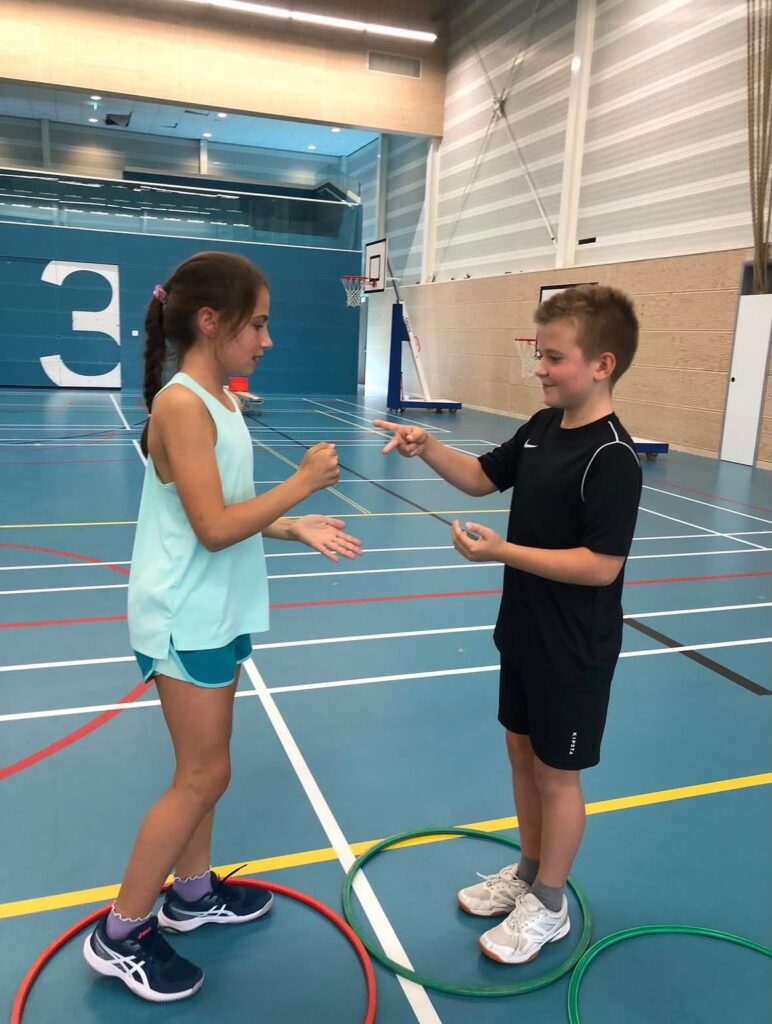 Kinderen spelen steen, papier, schaar bij Sport-BSO Flekss