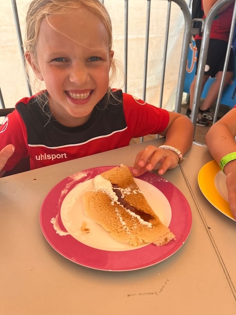 kind eet pannenkoek bij jeugdland