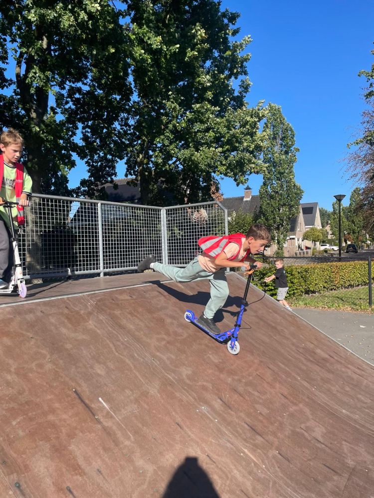 kind is aan het steppen