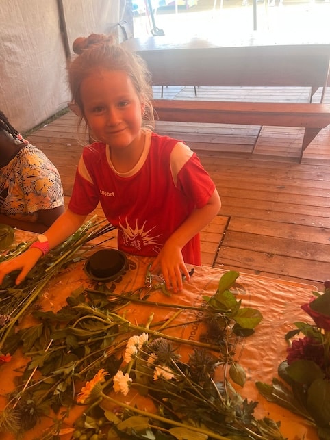 kind maakt bloemstuk bij jeugdland