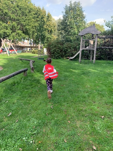kind speelt in de speeltuin