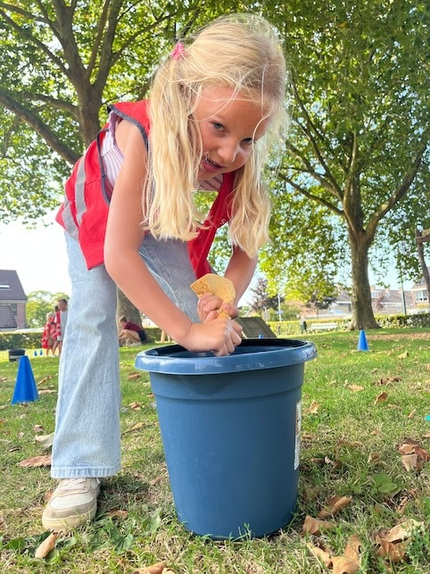 kind speelt met water