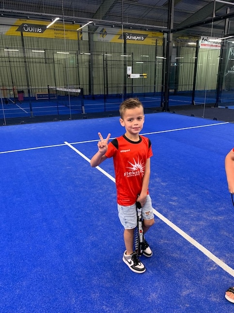 kind speelt Padel