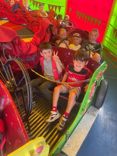 kinderen bij de kermis