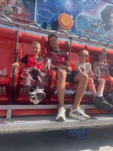 kinderen samen met de meester bij de kermis