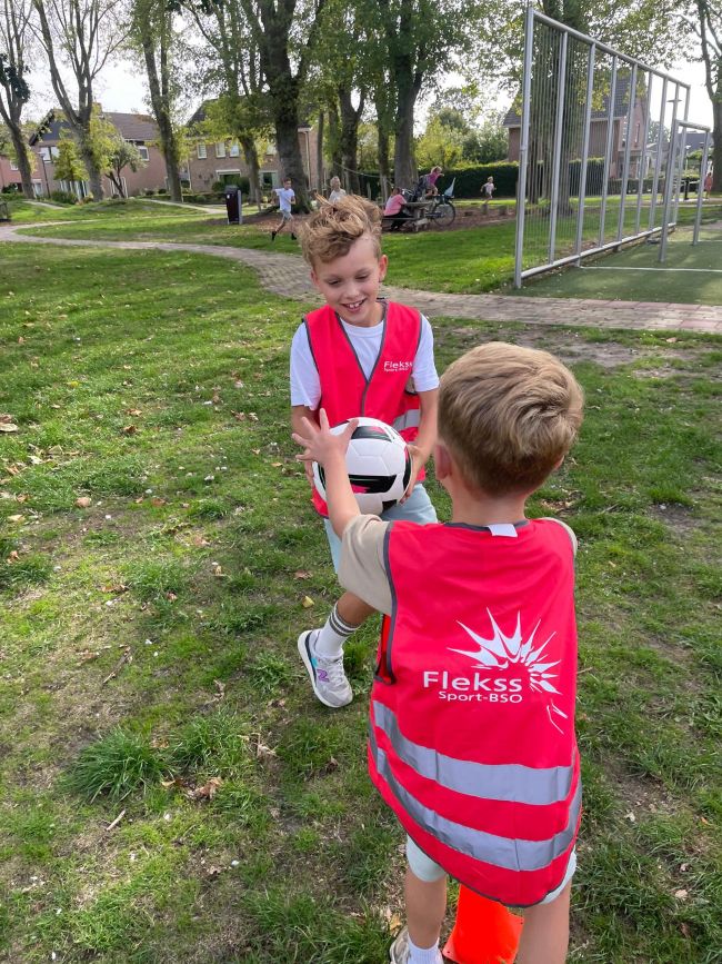 kinderen spelen estafette