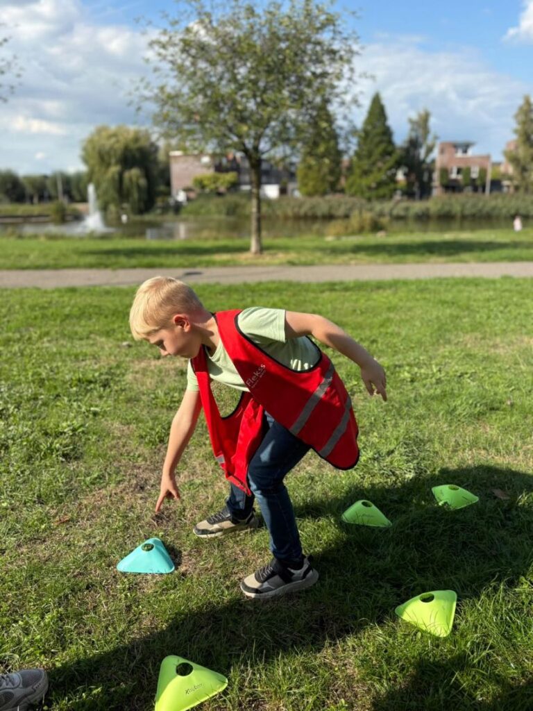 kindje-buiten-aan-het-sporten
