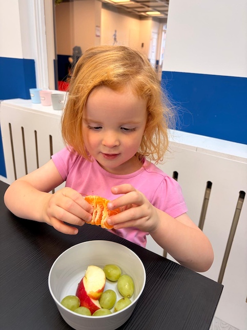 kindje eet fruit