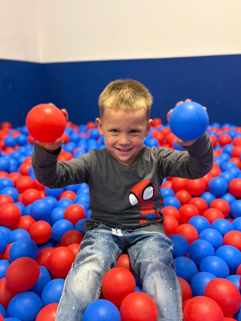 kindje-in-de-ballenbak