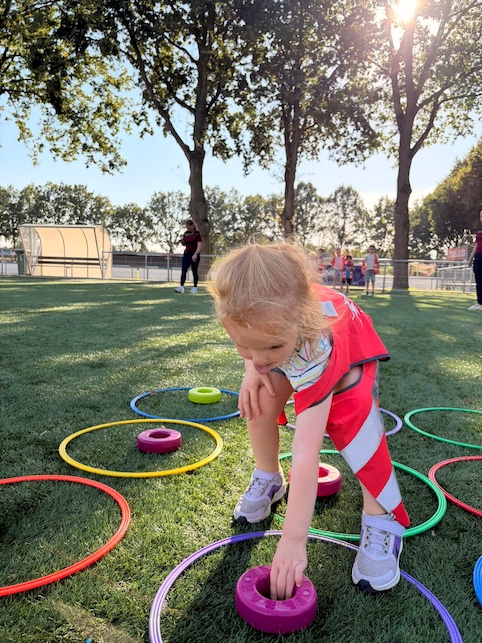 kindje legt de ring weg