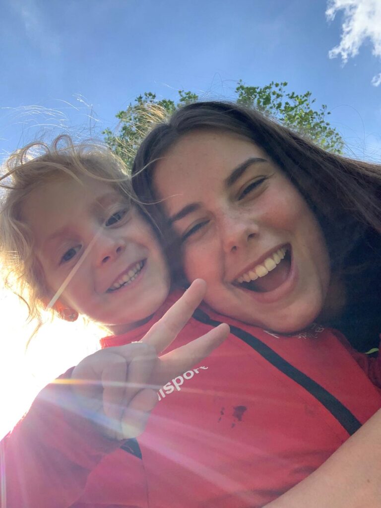 kindje-samen-met-de-juf-op-de-foto