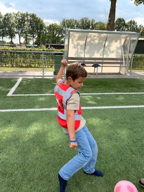 kindje schiet de bal