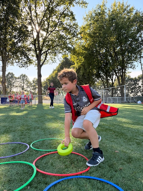 kindje speelt 3 op een rij