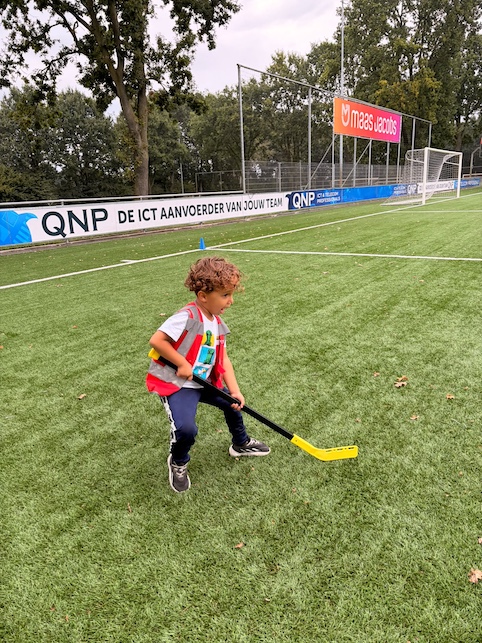 kindje speelt hockey