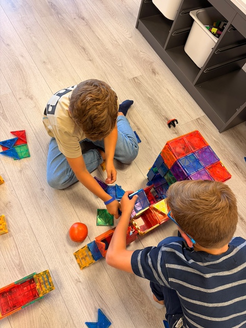 kindjes spelen met magneetblokken