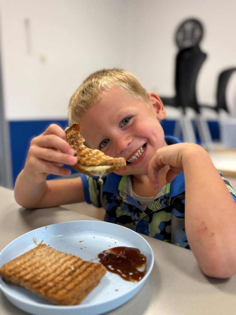 lekkere-tosti-aan-het-eten