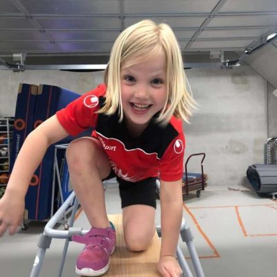 Kinderen bouwen hutten